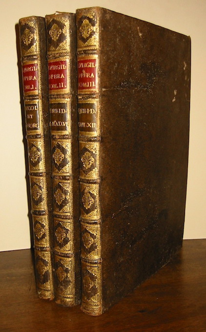  Virgilio (Publius Vergilius Maro) P. Virgilii Maronis Bucolica Georgica et Aeneis ex Cod. Mediceo-Laurentiano descripta ab Antonio Ambrogi Florentino S. J. italico versu reddita adnotationibus atque variantibus lectionibus et antiquissimi codicis vaticani picturis pluribusque aliis veterum monumentis aere incisis et CL. Virorum Dissertationibus Illustrata. Tomus Primus (... Tomus tertius)  1763 Romae Excudebat Joannes Zempel prope Montem Jordanum Venantii Monaldini Bibliopolae sumptibus